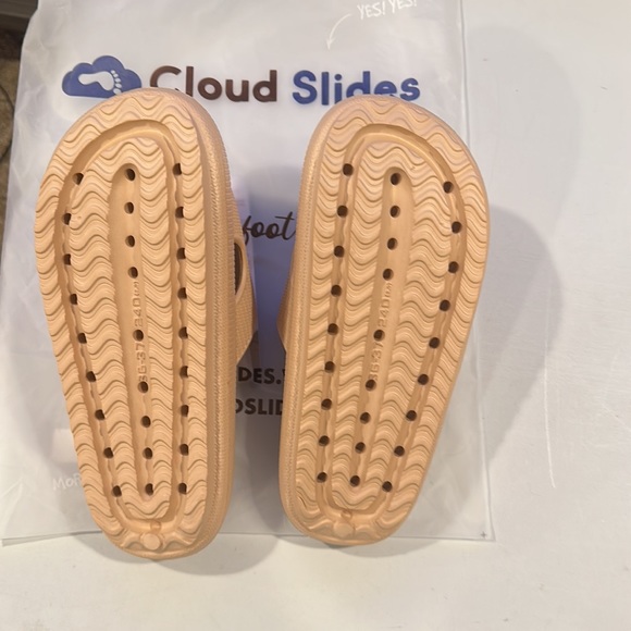 Cloud slides sandals, tan color. Size 36-37 (women’s 7) - Picture 3 of 6